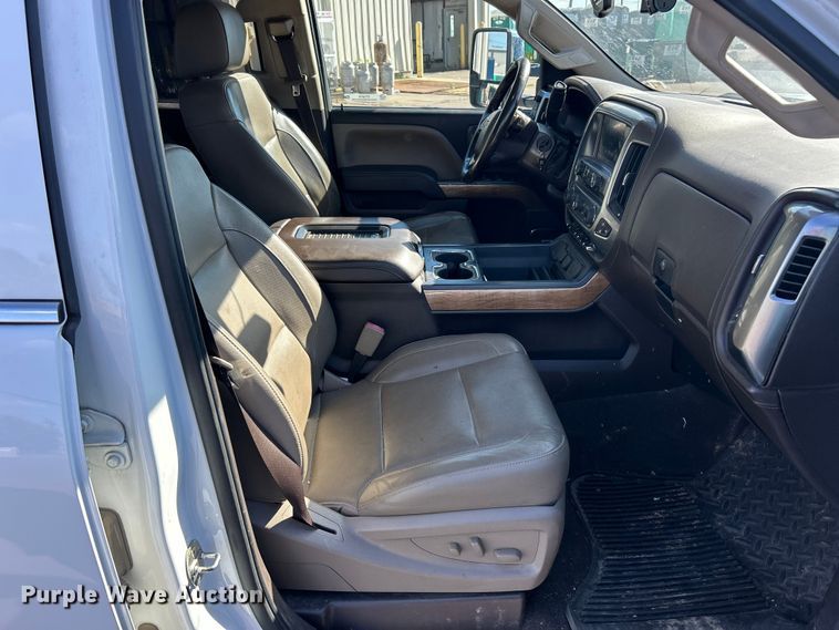 image for item ET3219 2019 Chevrolet Silverado 3500HD Crew Cab pickup truck