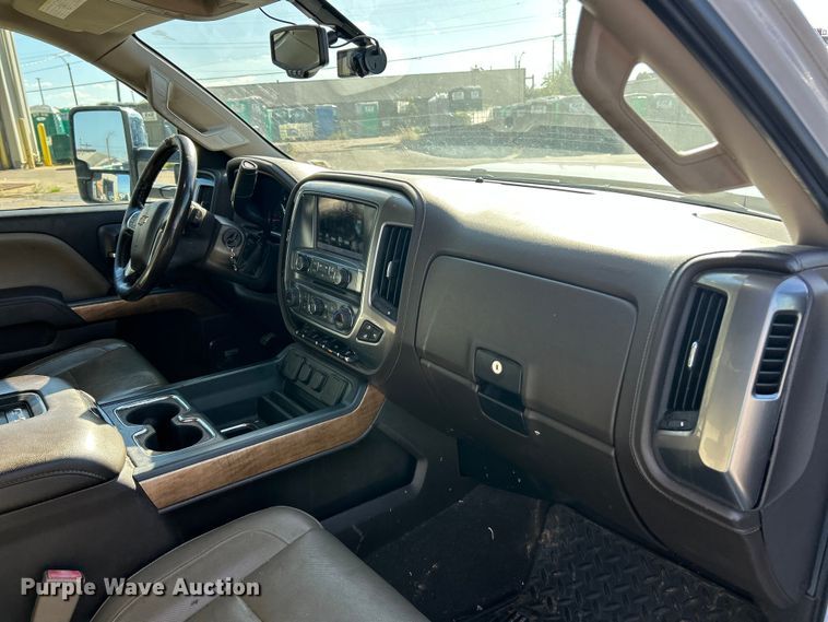 image for item ET3219 2019 Chevrolet Silverado 3500HD Crew Cab pickup truck