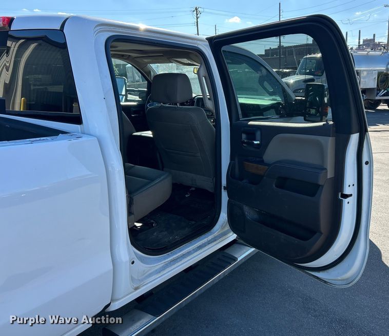 image for item ET3219 2019 Chevrolet Silverado 3500HD Crew Cab pickup truck