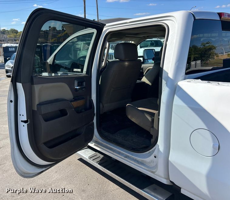 image for item ET3219 2019 Chevrolet Silverado 3500HD Crew Cab pickup truck