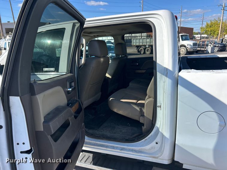 image for item ET3219 2019 Chevrolet Silverado 3500HD Crew Cab pickup truck