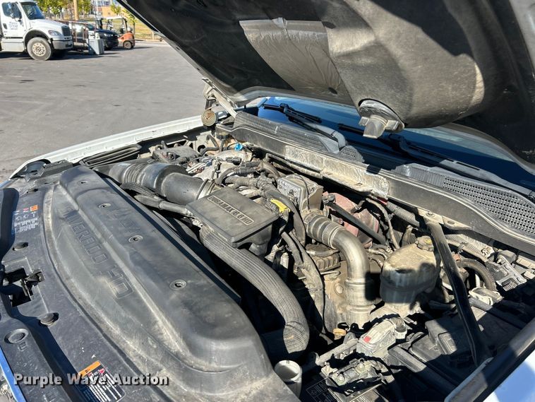 image for item ET3219 2019 Chevrolet Silverado 3500HD Crew Cab pickup truck