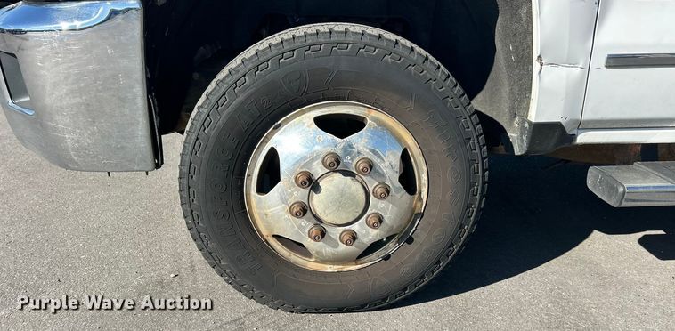 image for item ET3219 2019 Chevrolet Silverado 3500HD Crew Cab pickup truck