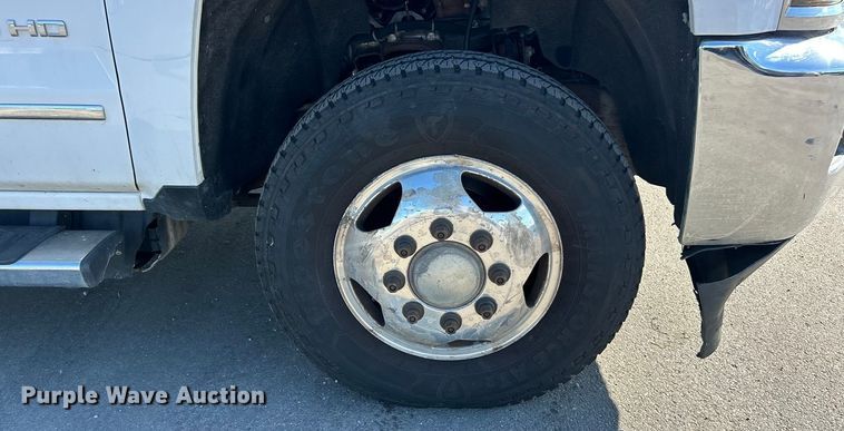 image for item ET3219 2019 Chevrolet Silverado 3500HD Crew Cab pickup truck