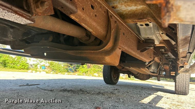 image for item ET3225 2001 Ford F-350 XL Super Duty Crew Cab pickup truck