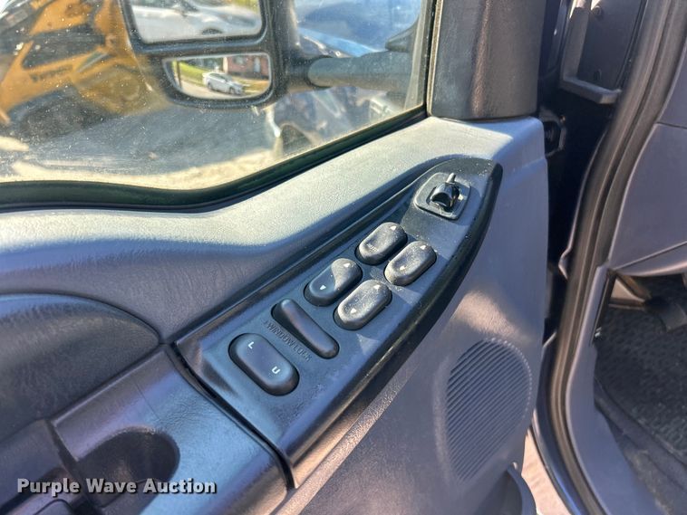 image for item ET3225 2001 Ford F-350 XL Super Duty Crew Cab pickup truck