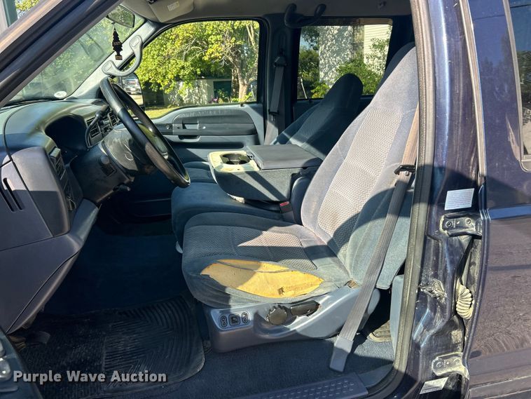 image for item ET3225 2001 Ford F-350 XL Super Duty Crew Cab pickup truck