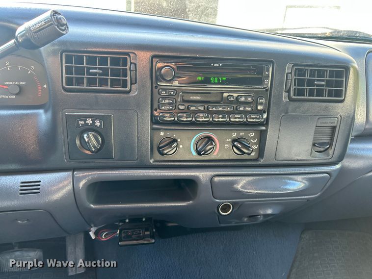 image for item ET3225 2001 Ford F-350 XL Super Duty Crew Cab pickup truck