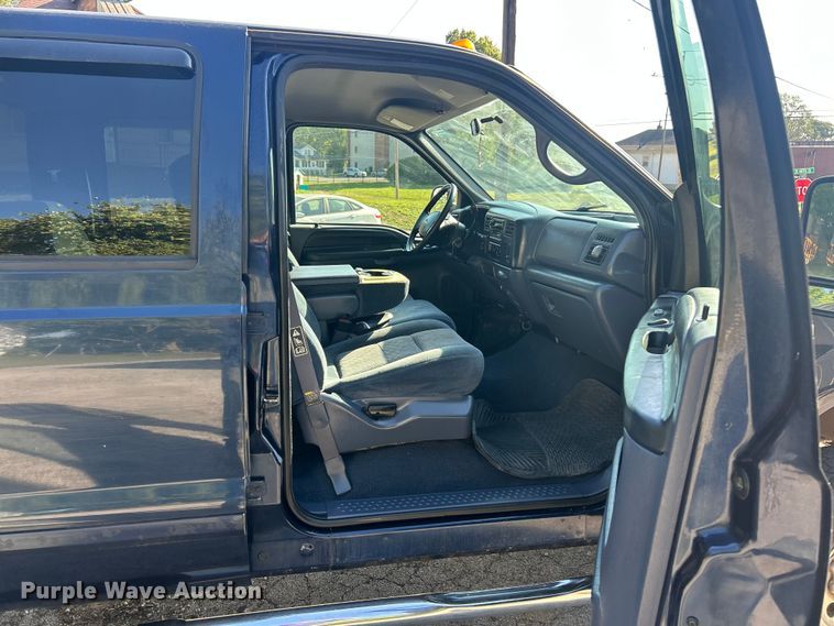 image for item ET3225 2001 Ford F-350 XL Super Duty Crew Cab pickup truck