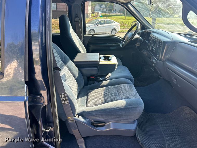 image for item ET3225 2001 Ford F-350 XL Super Duty Crew Cab pickup truck