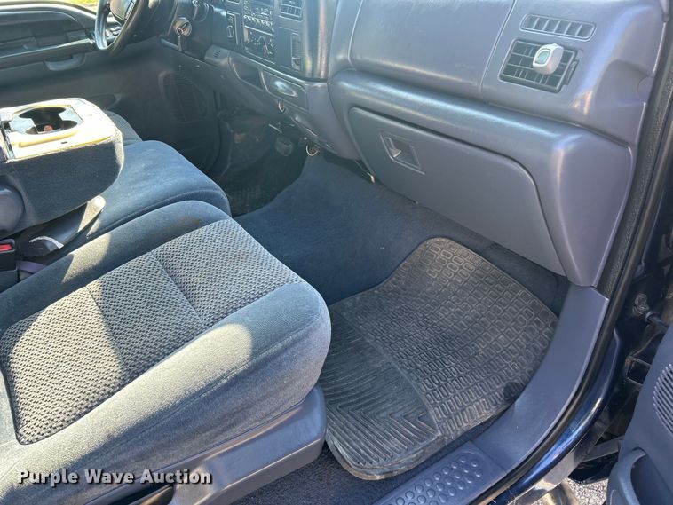 image for item ET3225 2001 Ford F-350 XL Super Duty Crew Cab pickup truck