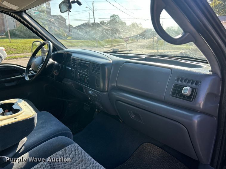 image for item ET3225 2001 Ford F-350 XL Super Duty Crew Cab pickup truck