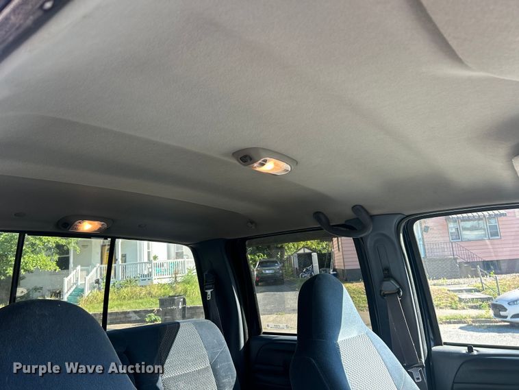 image for item ET3225 2001 Ford F-350 XL Super Duty Crew Cab pickup truck