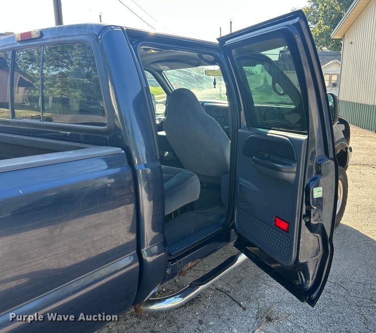 image for item ET3225 2001 Ford F-350 XL Super Duty Crew Cab pickup truck