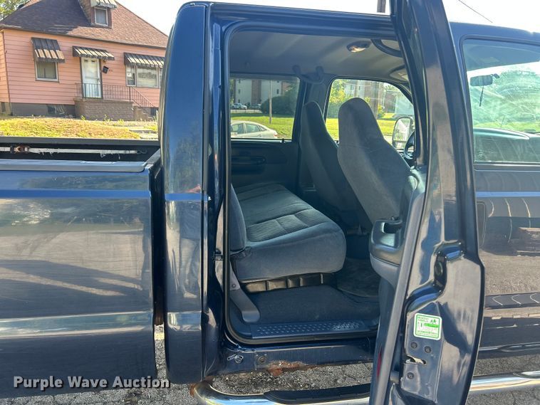 image for item ET3225 2001 Ford F-350 XL Super Duty Crew Cab pickup truck