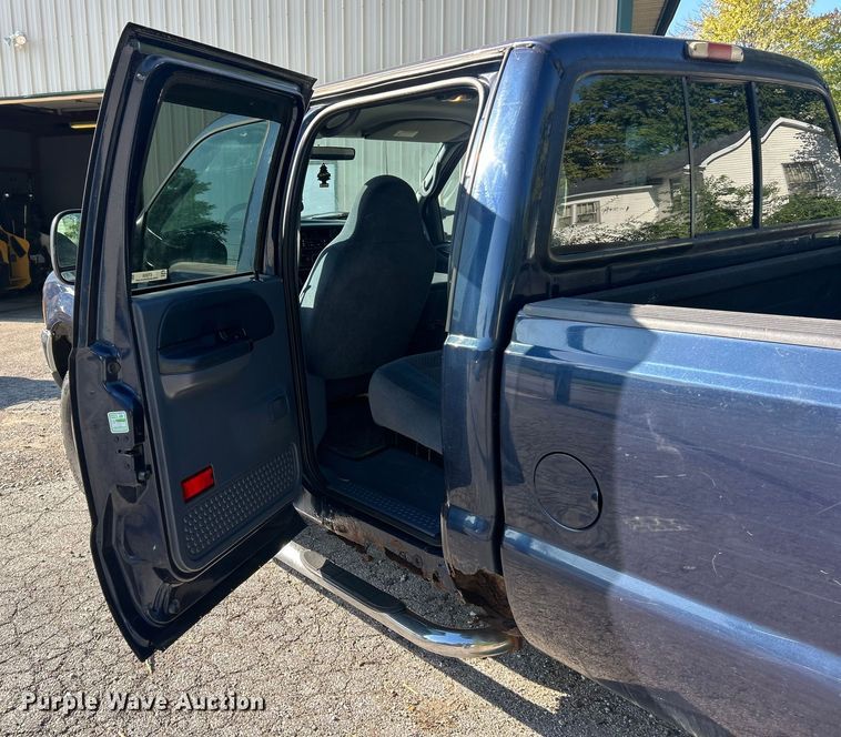 image for item ET3225 2001 Ford F-350 XL Super Duty Crew Cab pickup truck