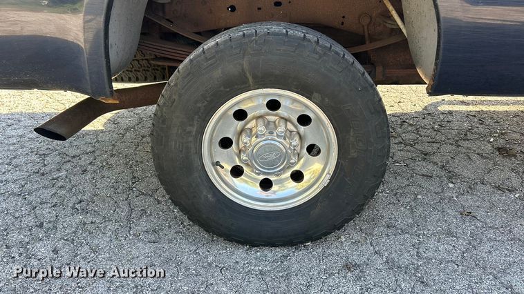 image for item ET3225 2001 Ford F-350 XL Super Duty Crew Cab pickup truck