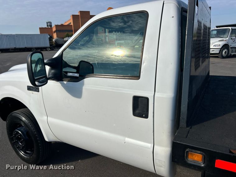 image for item ET3341 2004 Ford F450 Super Duty flatbed truck