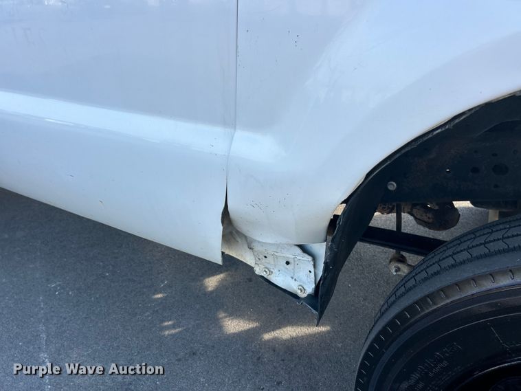 image for item ET3341 2004 Ford F450 Super Duty flatbed truck