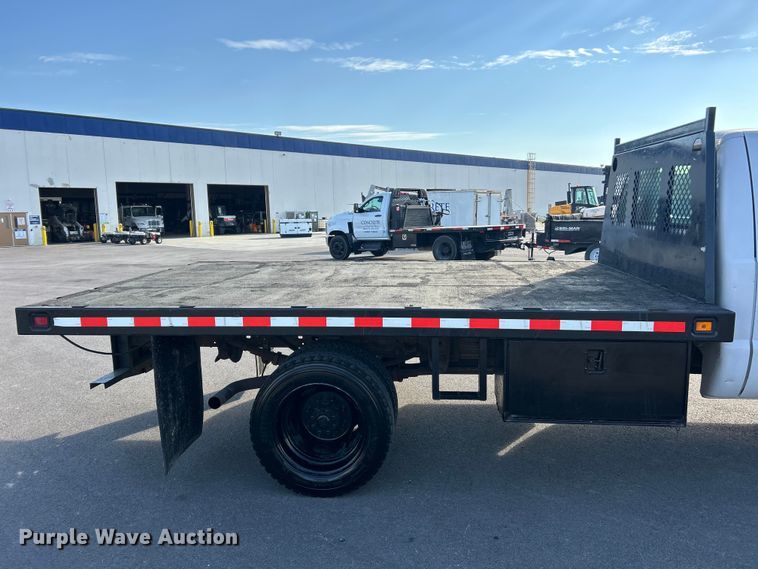 image for item ET3341 2004 Ford F450 Super Duty flatbed truck