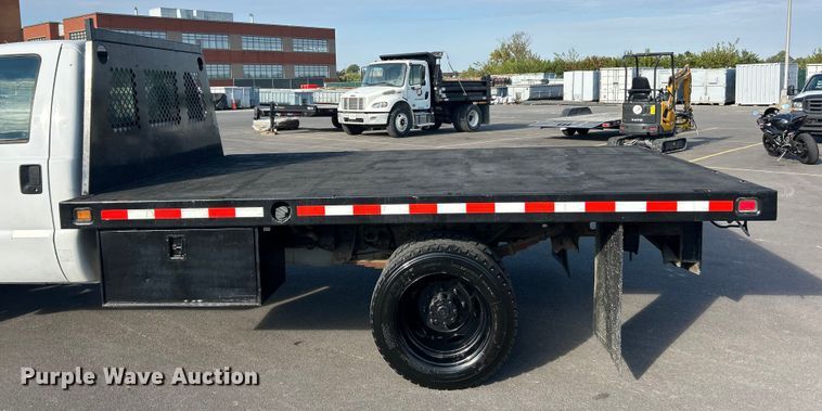 image for item ET3341 2004 Ford F450 Super Duty flatbed truck