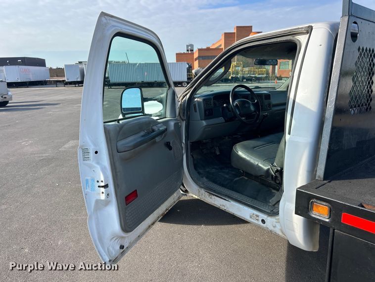 image for item ET3341 2004 Ford F450 Super Duty flatbed truck