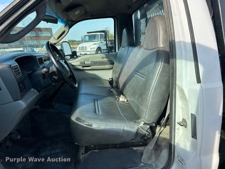 image for item ET3341 2004 Ford F450 Super Duty flatbed truck