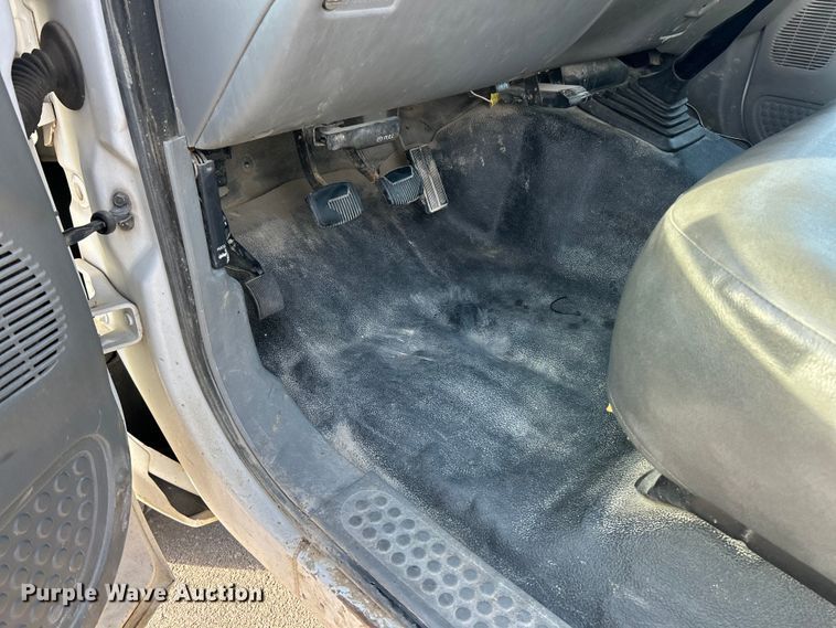 image for item ET3341 2004 Ford F450 Super Duty flatbed truck