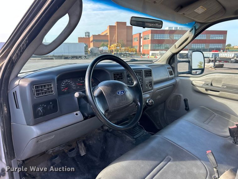 image for item ET3341 2004 Ford F450 Super Duty flatbed truck