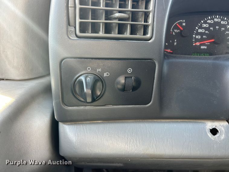 image for item ET3341 2004 Ford F450 Super Duty flatbed truck