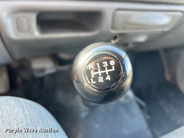 image for item ET3341 2004 Ford F450 Super Duty flatbed truck