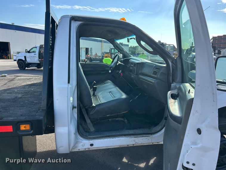 image for item ET3341 2004 Ford F450 Super Duty flatbed truck
