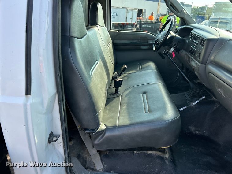 image for item ET3341 2004 Ford F450 Super Duty flatbed truck