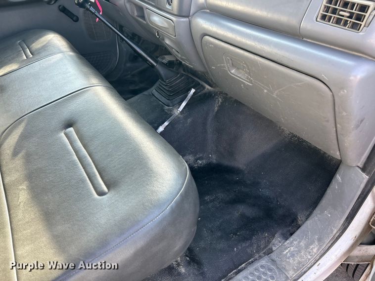 image for item ET3341 2004 Ford F450 Super Duty flatbed truck