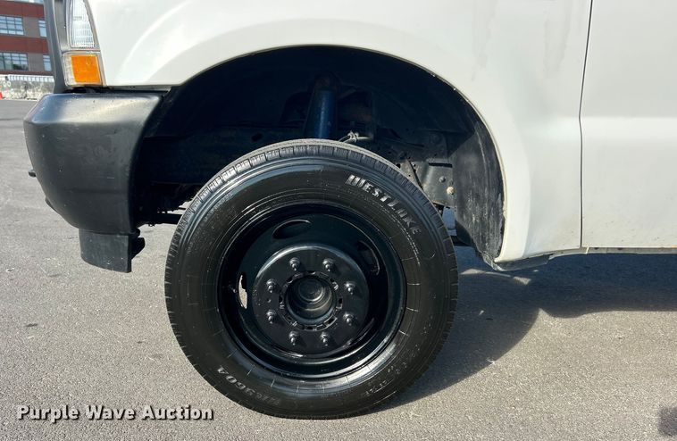 image for item ET3341 2004 Ford F450 Super Duty flatbed truck