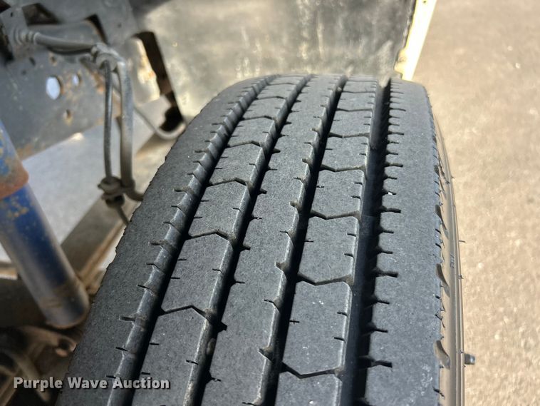 image for item ET3341 2004 Ford F450 Super Duty flatbed truck