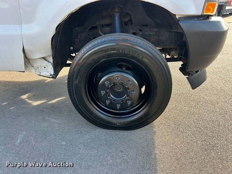 image for item ET3341 2004 Ford F450 Super Duty flatbed truck