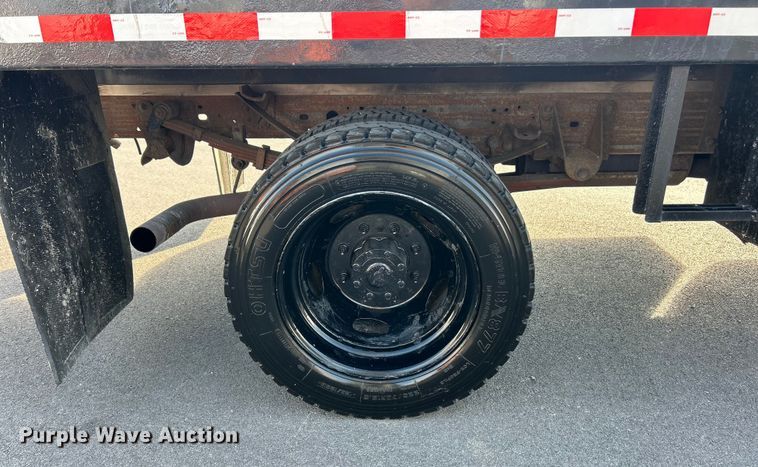 image for item ET3341 2004 Ford F450 Super Duty flatbed truck