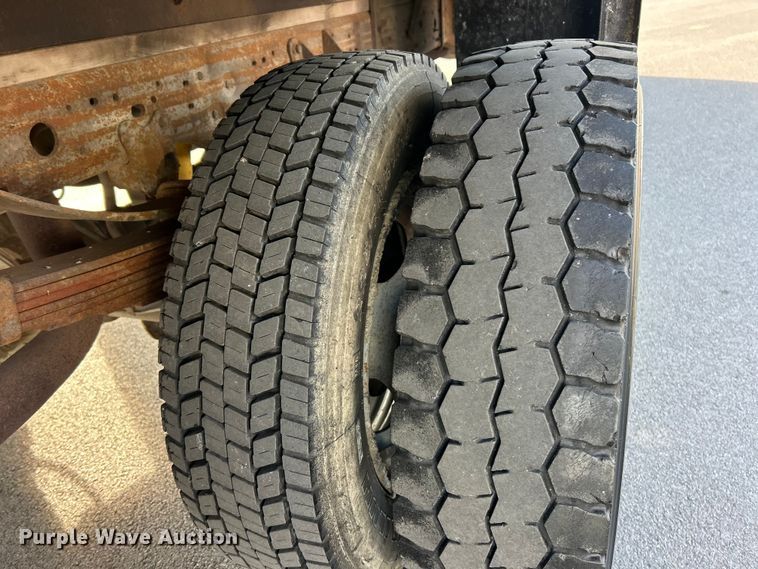 image for item ET3341 2004 Ford F450 Super Duty flatbed truck