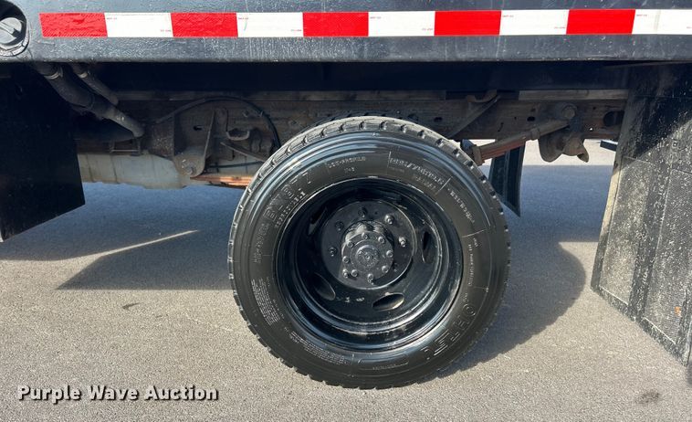 image for item ET3341 2004 Ford F450 Super Duty flatbed truck
