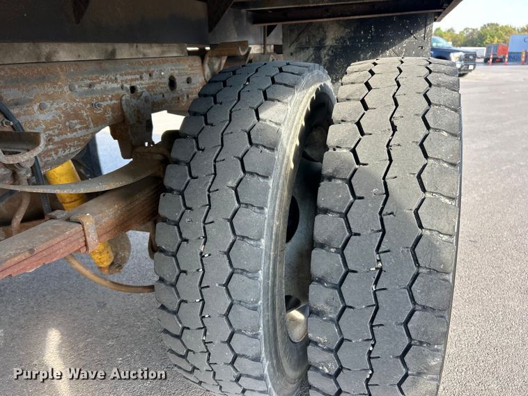 image for item ET3341 2004 Ford F450 Super Duty flatbed truck