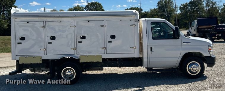 image for item ET3387 2018 Ford E-450 Super Duty refrigerated delivery truck