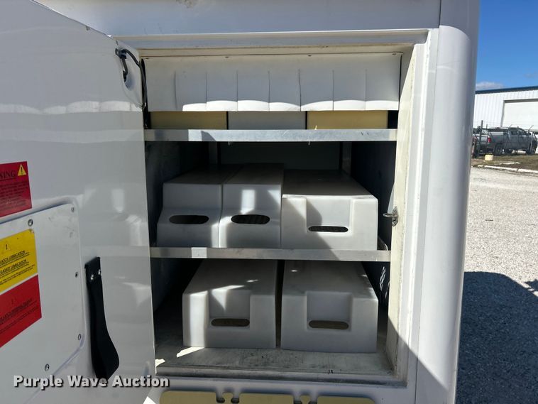 image for item ET3387 2018 Ford E-450 Super Duty refrigerated delivery truck