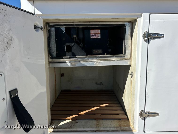 image for item ET3387 2018 Ford E-450 Super Duty refrigerated delivery truck