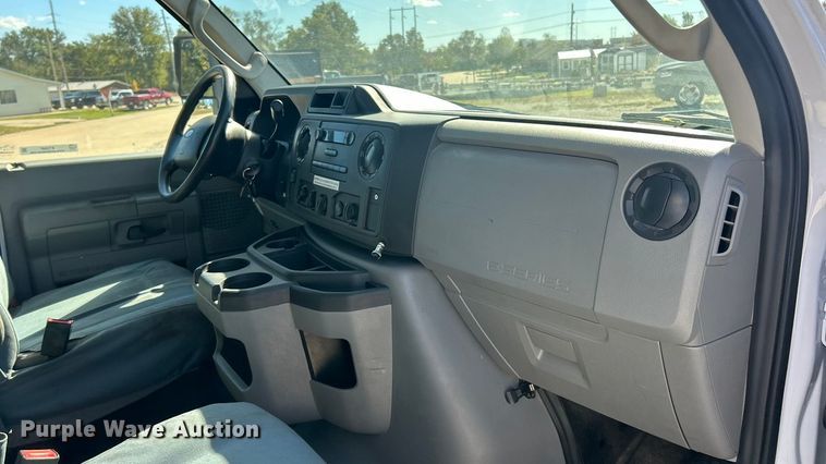 image for item ET3387 2018 Ford E-450 Super Duty refrigerated delivery truck