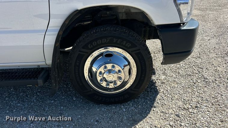 image for item ET3387 2018 Ford E-450 Super Duty refrigerated delivery truck