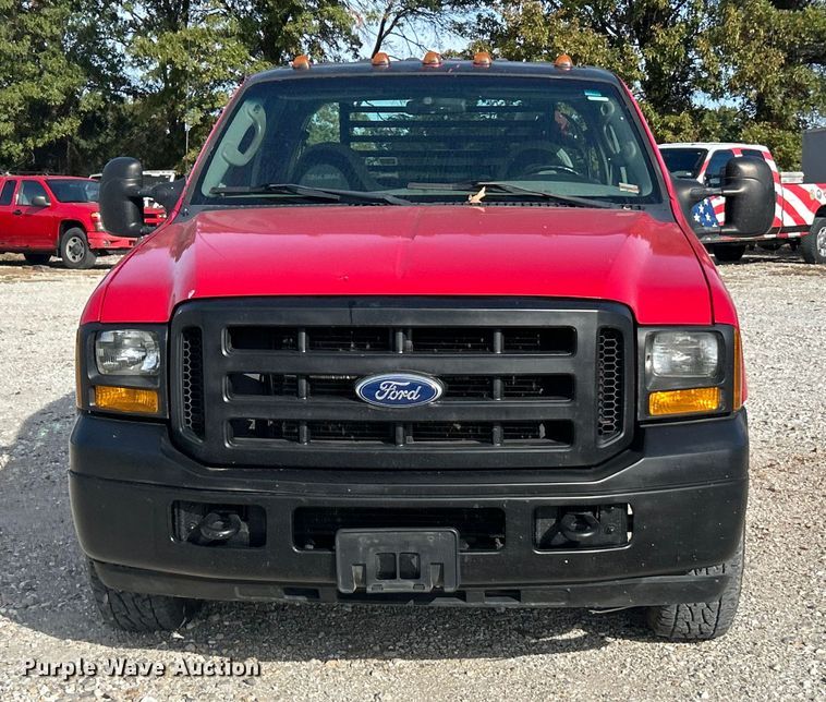 image for item ET3394 2006 Ford F350 Super Duty XL Crew Cab flatbed pickup truck