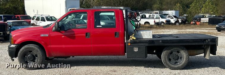 image for item ET3394 2006 Ford F350 Super Duty XL Crew Cab flatbed pickup truck
