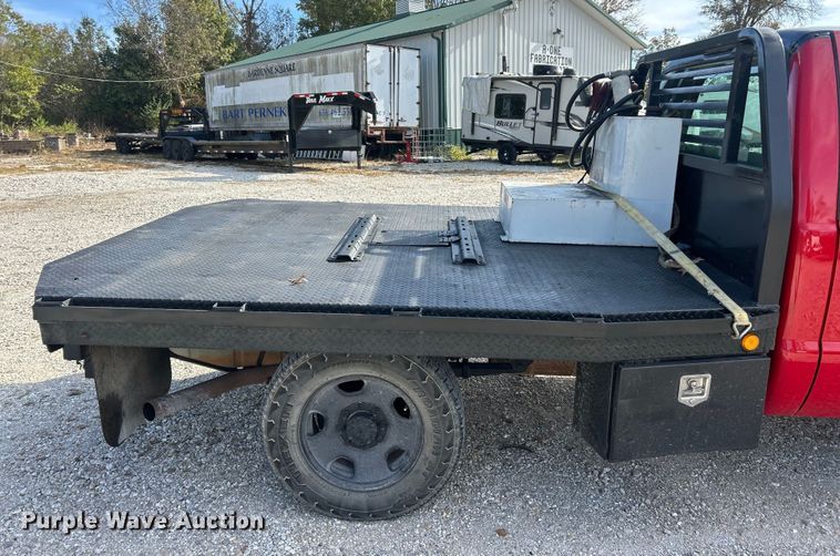 image for item ET3394 2006 Ford F350 Super Duty XL Crew Cab flatbed pickup truck