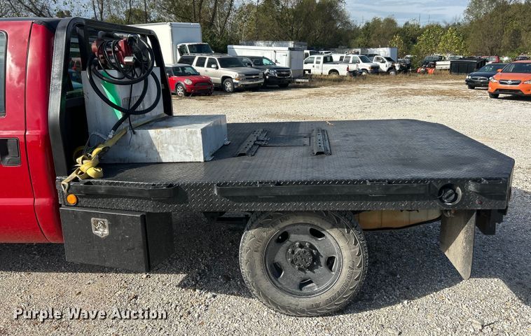 image for item ET3394 2006 Ford F350 Super Duty XL Crew Cab flatbed pickup truck